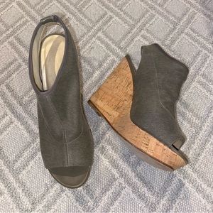Stuart Weitzman platform stretch wedge sandal olive green size 8.5